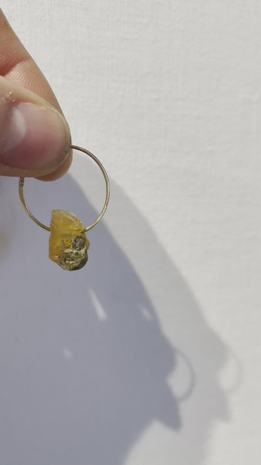 Guld vedhæng med rå 'yellow fire opal' - no 01 - One of a kind